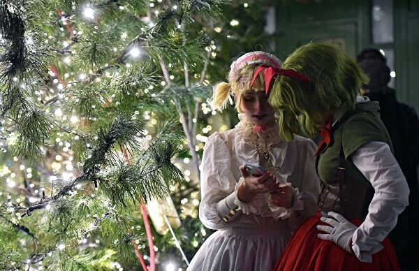 Девушки в стилизованных костюмах во время празднования Нового года в Москве