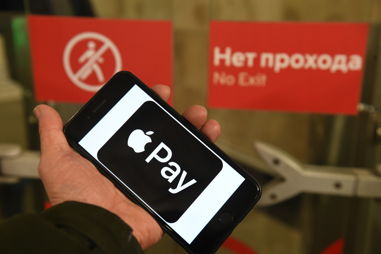 Отключение pay. Apple pay карта мир. Айфоны запретят в России. Оплата Apple pay. Смартфон и банковская карта.