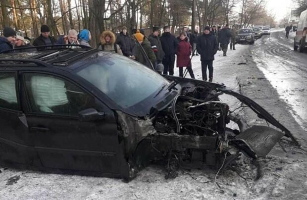 Легковушка влетела в автобус на Львовщине, скорые забирают пострадавших: кадры страшного ДТП