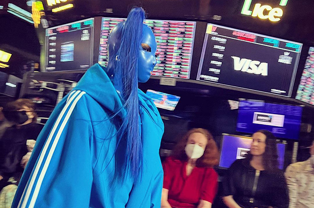 Культ денег, люди без лиц и мемы: как прошел показ Balenciaga в Нью-Йорке