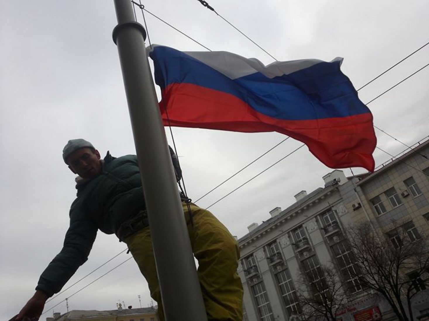 Российский повышенный. Российский флаг в Харькове. Российский флаг в Киеве. Русский и украинский флаг. Поднятие флага России.