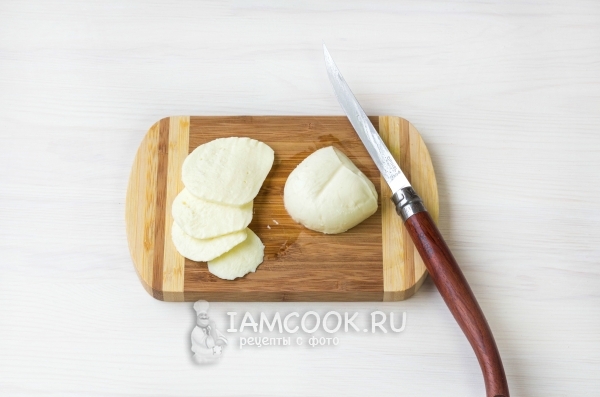 Нарезали моцареллу