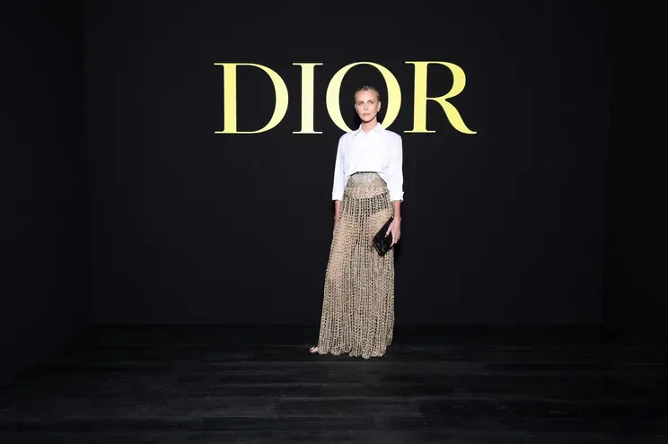 Шарлиз Терон в прозрачной юбке и Роберт Паттинсон на показе Dior в Париже