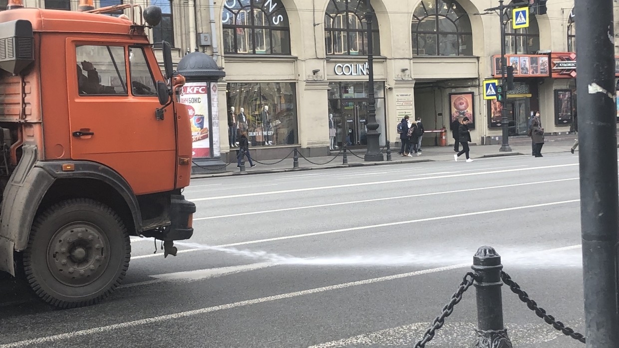 Коммунальные службы Петербурга усилят полив улиц в жару Общество