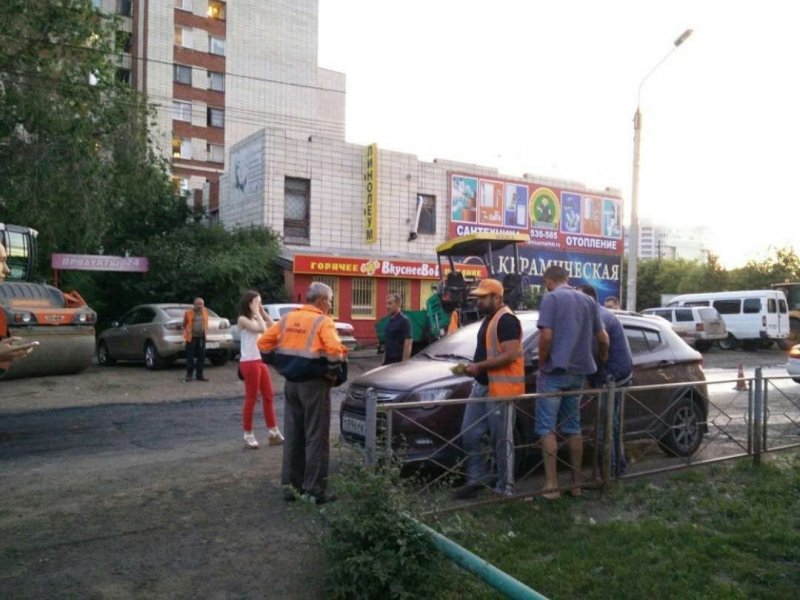 В Омске дорожники залили битумом припаркованные автомобили В Омске дорожники залили битумом припаркованные автомобили авто, асфальтирование, битум, гудрон, дорожники, коммунальщики, ремонт дорог