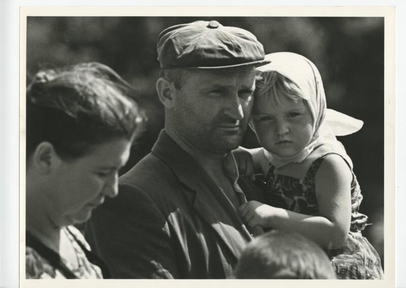 Мужчина с девочкой на руках
Виктор Ахломов, 1960-е, МАММ/МДФ.