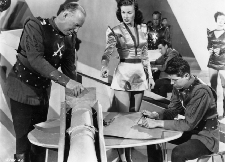 Фотография: Вся история мини-юбки: от китайских летописей до Мадонны и Бритни Спирс №4 - BigPicture.ru