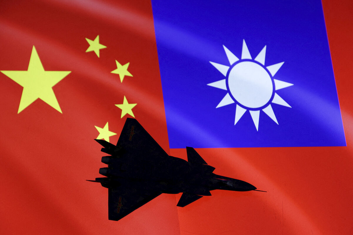 ВС Тайваня зафиксировали приближение к острову 23 самолетов и беспилотников КНР