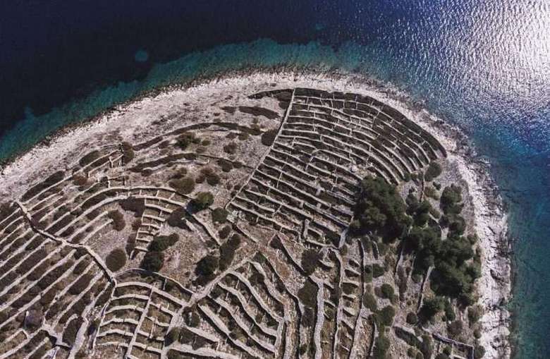 Бальенак - остров в виде отпечатка большого пальца руки Бальенак - остров в виде отпечатка большого пальца руки