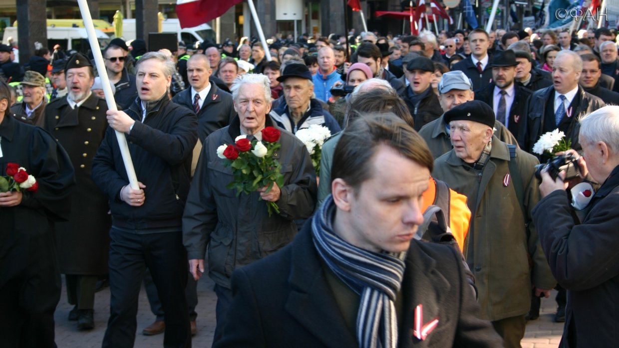 В шествиях легионеров Waffen SS ежегодно участвуют депутаты сейма и некоторые из престарелых ветеранов-эсэсовцев. Рига, 16 марта 2015.