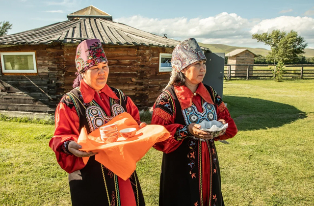 Хакасия: там, где говорят камни  Сергей, здесь, стоит, очень, только, региона, несколько, можно, камень, Хакасии, место, Здесь, поэтому, Абакан, назад, озеро, степи, Сибири, России, хакасов