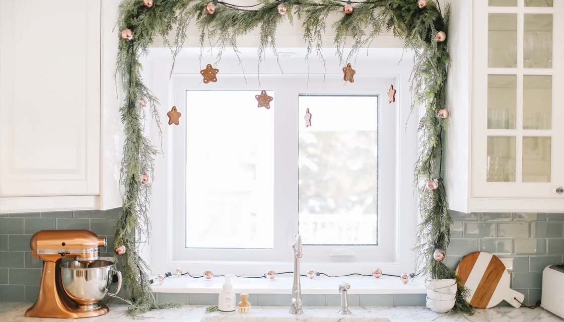 Как украсить окно на Новый год с помощью одного секретного элемента можно, оконном, карниз, хвойные, ванной, только, елочные, которой, взять, украсить, чтобы, обязательно, гирлянда, купить, гирлянду, просто, проеме, гирлянды, красиво, положить