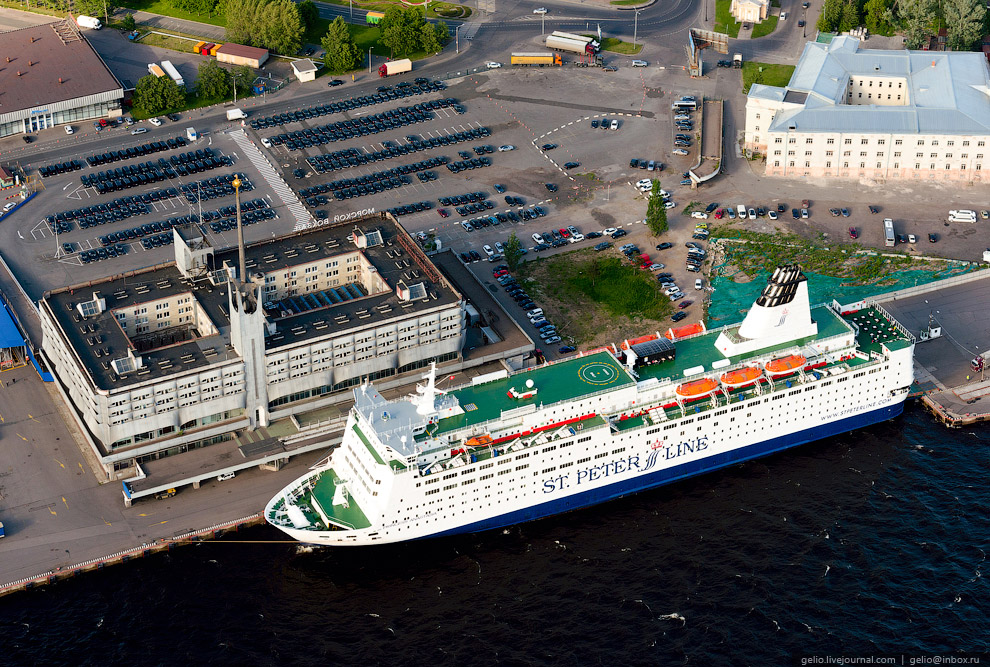 Морской Вокзал, используемый как терминал регулярных паромных линий в Хельсинки, Стокгольм и Таллин. На фото паром SPL Princess Anastasia.