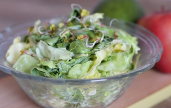 Зеленый салат с йогуртовым соусом