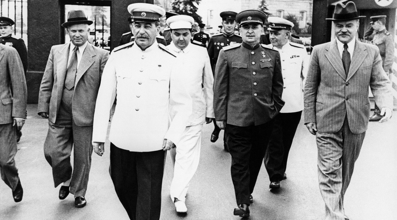 После Сталина руководить СССР должны были Берия и Маленков. Почему вдруг Хрущев? После Сталина руководить СССР должны были Берия и Маленков. Почему вдруг Хрущев? Война и мир