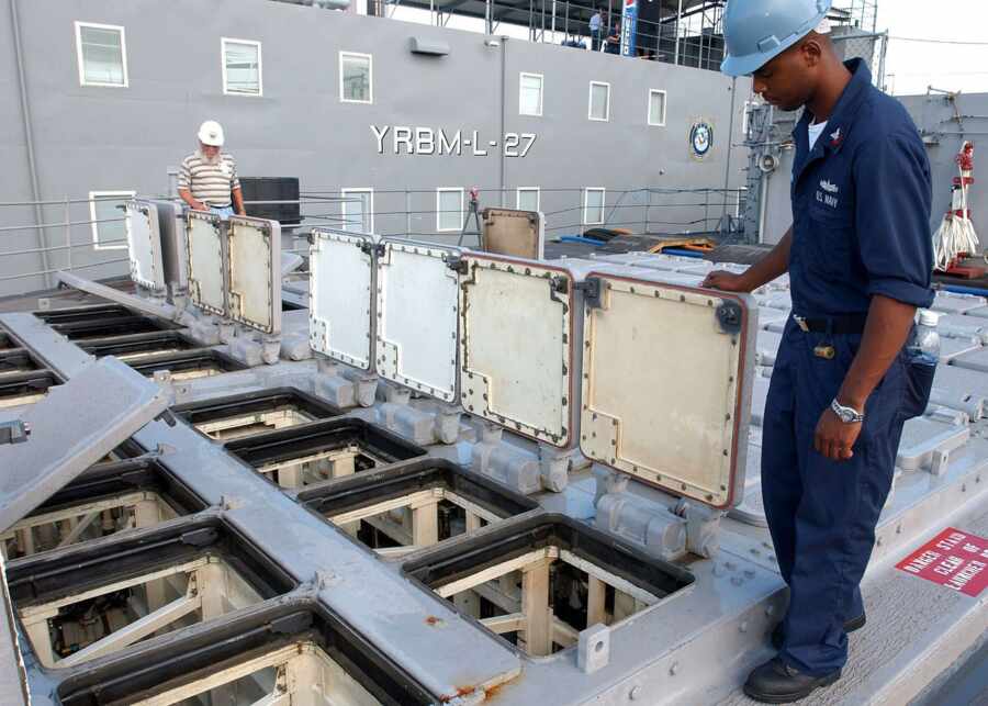 Пусковые контейнеры для ракетных снарядов типа «Томагавк» на надводном корабле ВМС США