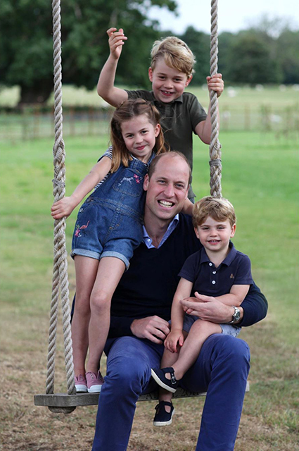 Принц Уильям и Кейт Миддлтон уже готовят принца Джорджа к тому, что он однажды станет королем Звездные дети