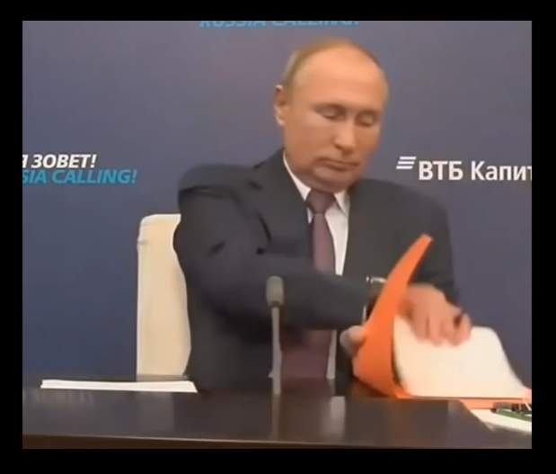 Путин запутался в папках на форуме "Россия зовет!"