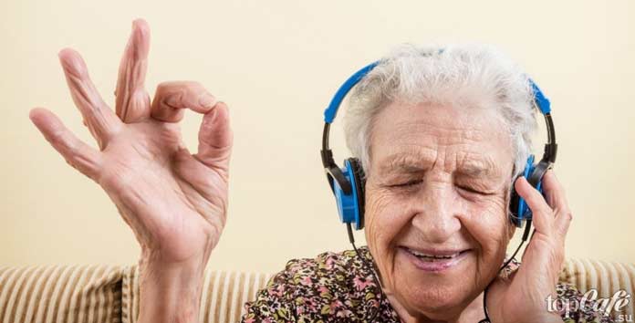Бабуля слушает музыку