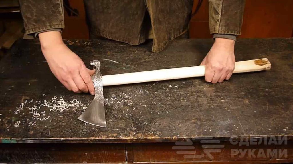 Томагавк из молотка, рессоры и обрезков металла самоделкин