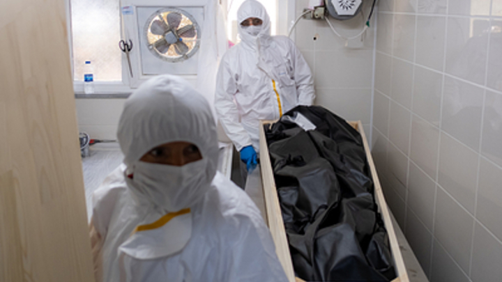 Почти 500 смертей за сутки: Коронавирус обновил летальный "рекорд" в России