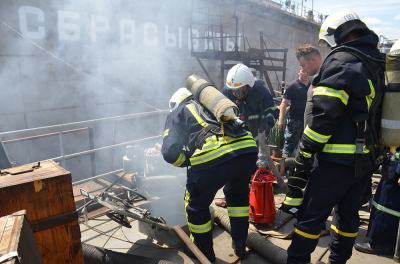 В Николаеве загорелся украинский десантный корабль