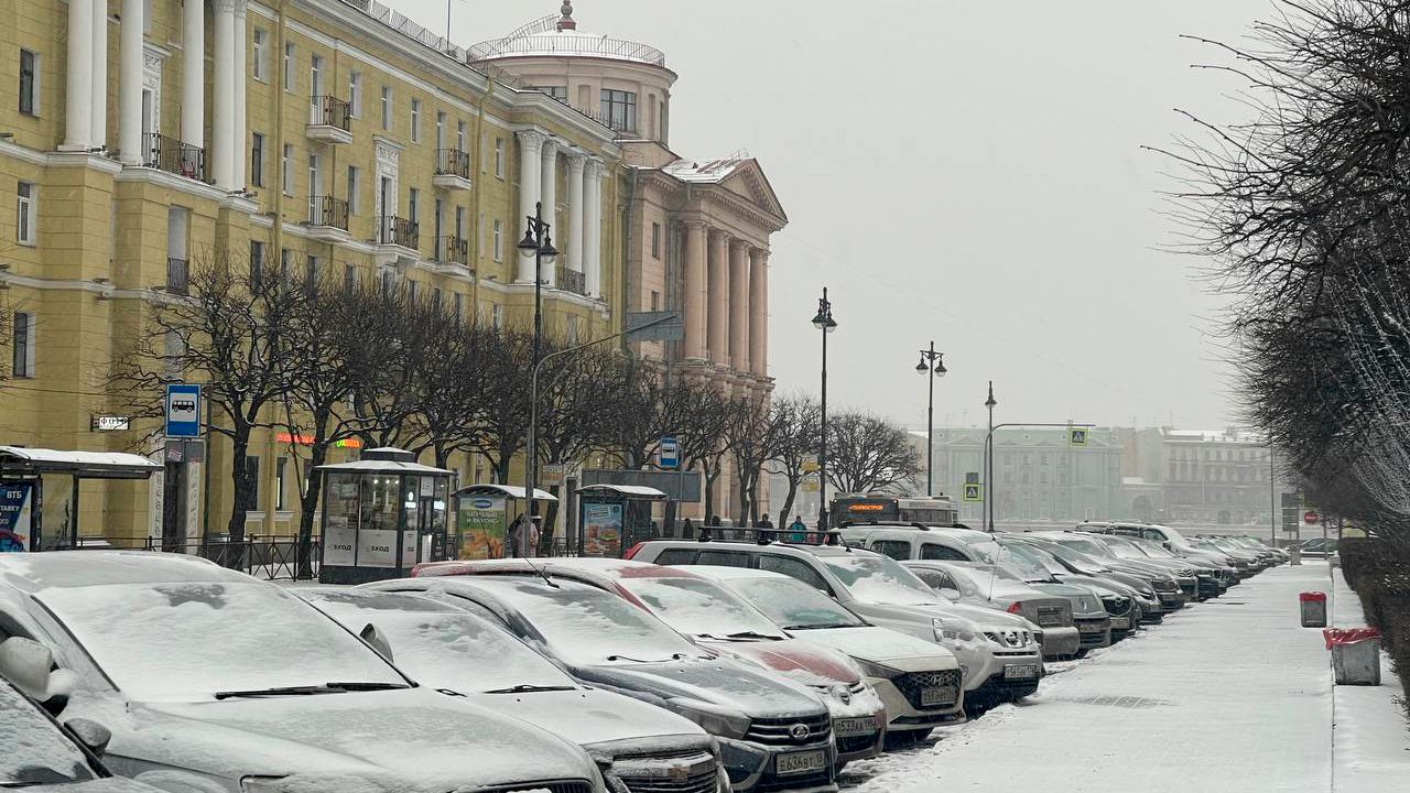 На уборку улиц Петербурга после мощного снегопада вышло лишь несколько десятков спецтехники