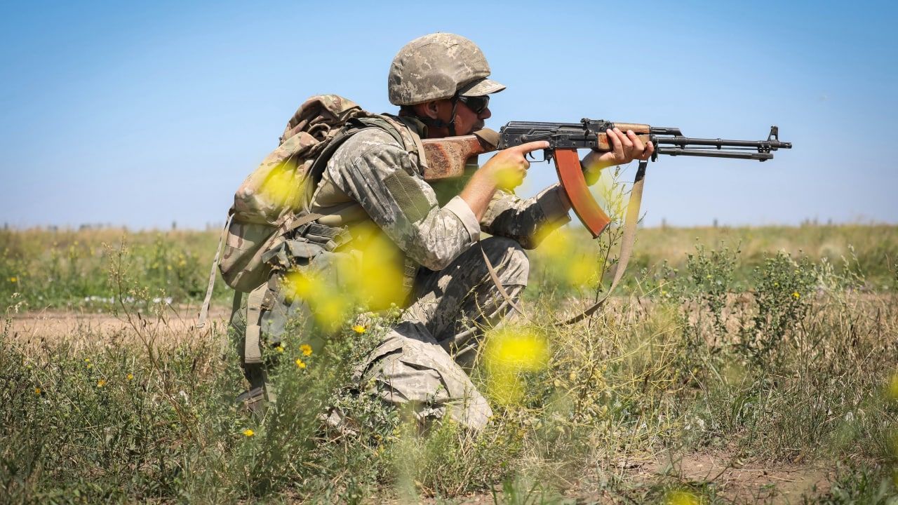 Украинские боевики открыли огонь по Новобахмутовке в ДНР