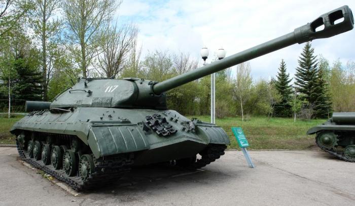Многие танки Т-10 сохранились до сих пор как памятники. | Фото: voennoe-obozrenie.ru.