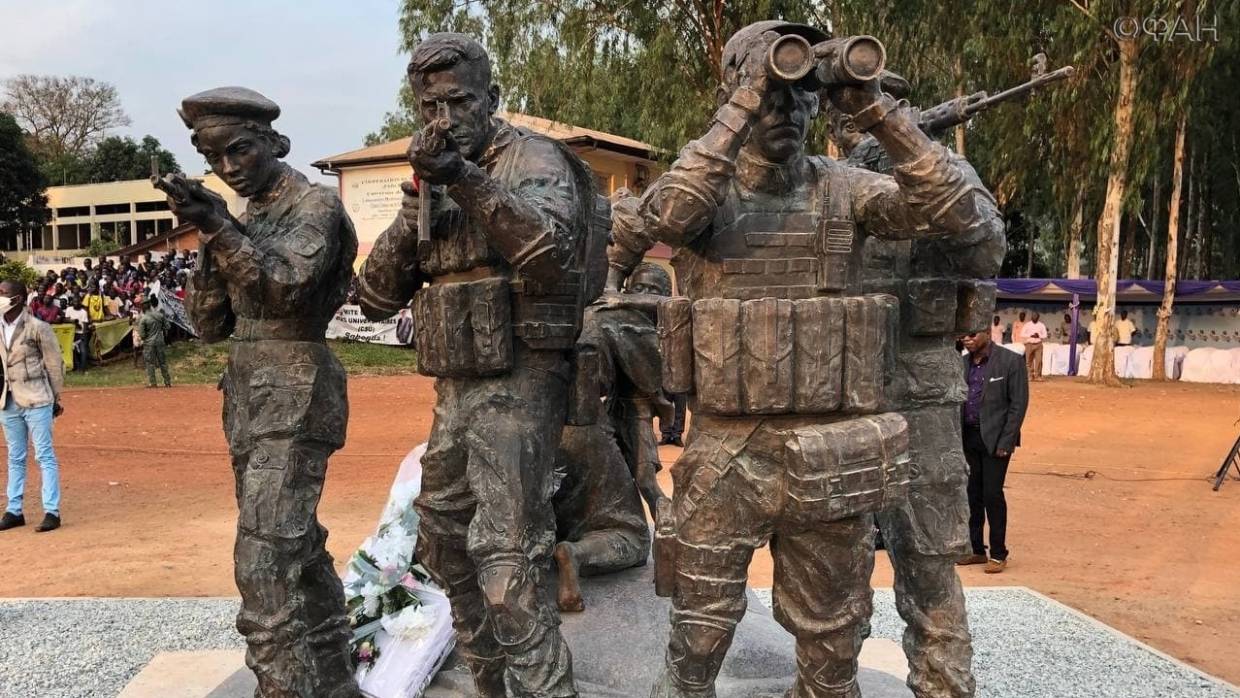 Памятник российским инструкторам установили в столице ЦАР Весь мир
