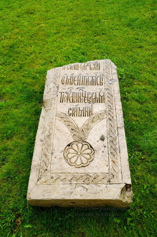 Старинные русские надгробия на территории Спасо-Преображенского монастыря Казанского кремля