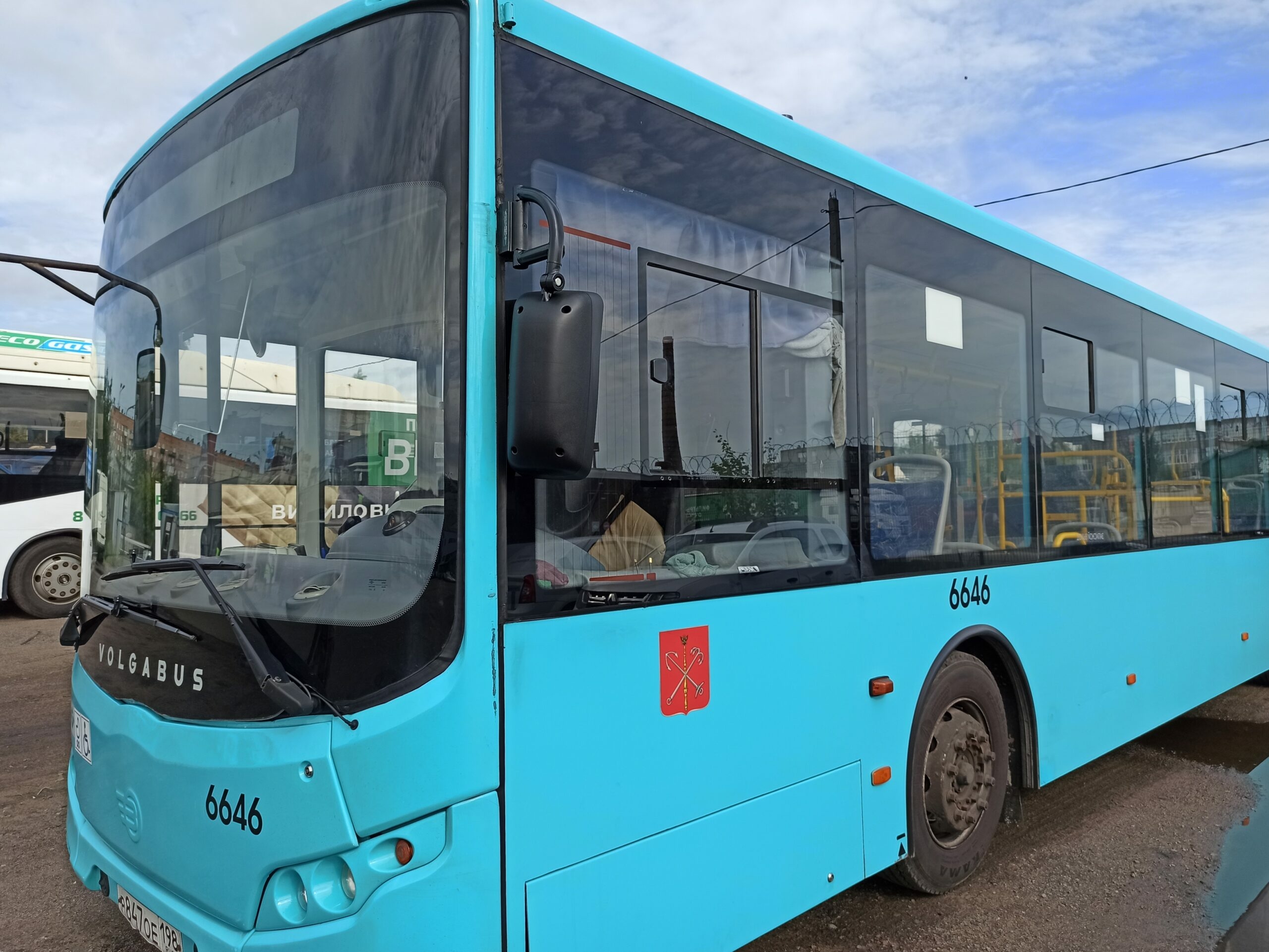 Перевозчик объяснил, как автобус без пассажиров оказался в автосалоне на Приморском шоссе