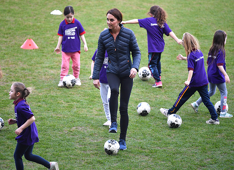 Кейт Миддлтон сыграла с принцем Уильямом в футбол на стадионе в Ирландии Кейт Миддлтон сыграла с принцем Уильямом в футбол на стадионе в Ирландии Монархи / Британские монархи