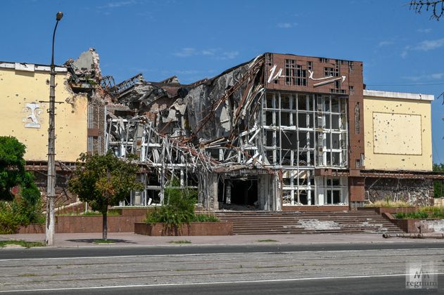 Разрушенное здание в Мариуполе