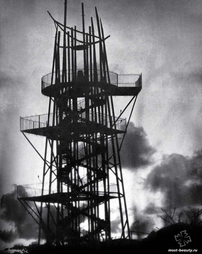 10 лестниц Джеффри Бавы: Лестница башни Стальной Корпорации