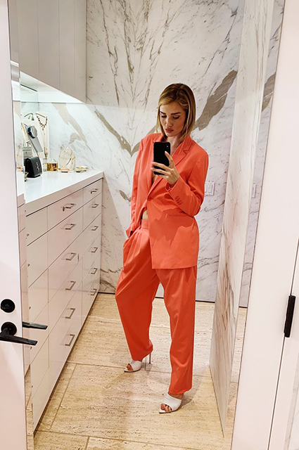 В тренде: Рози Хантингтон-Уайтли примерила коралловый брючный костюм Звездный стиль