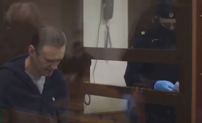 Акунин напомнил, что уже 300 дней Навальный в заключении