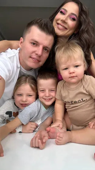 Лерчек и Артём Чекалин с детьми