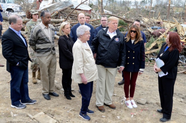 Мелания Трамп вручила премию Women of Courage Звездный стиль