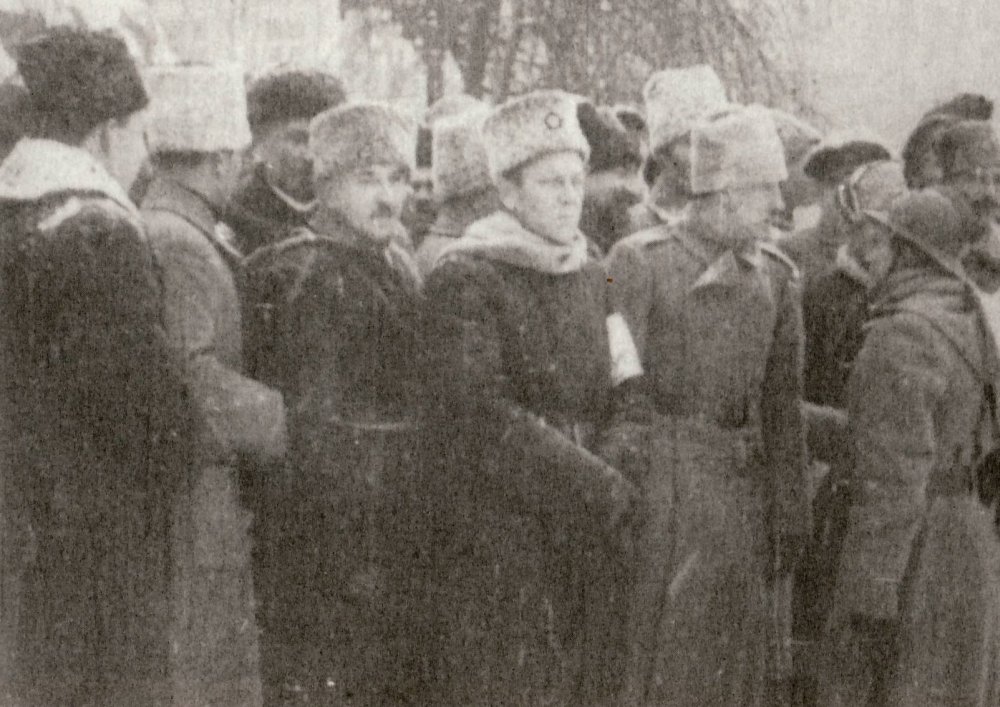 Е.М. Коновалец (третий слева) и С.В. Петлюра (четвертый слева) на параде на Софийской площади. 19 декабря 1918 г.