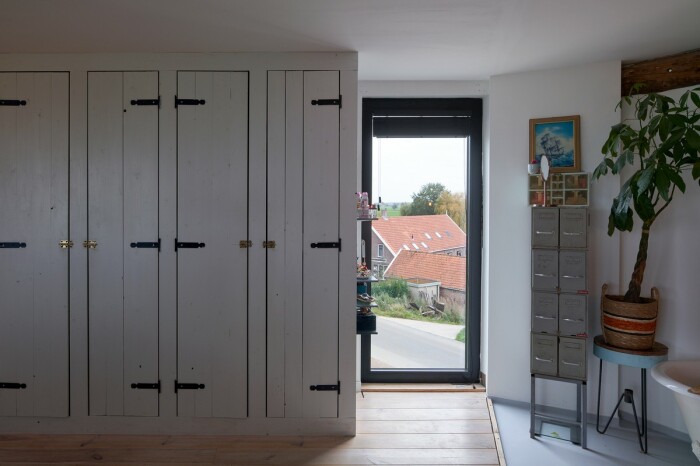 В нестандартных апартаментах нашлось место и системам хранения (Watertower Nieuw Lekkerland, Нидерланды). | Фото: dymontiger.livejournal.com.