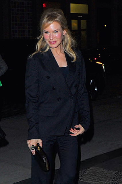 Уличный стиль знаменитости: Рене Зеллвегер в брючном костюме на улицах Нью-Йорка Звездный стиль