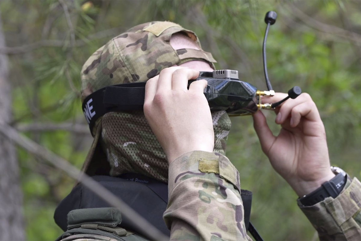 Операторы FPV-дронов уничтожили бронемашины «MaxxPro» ВСУ в приграничном районе Курской области