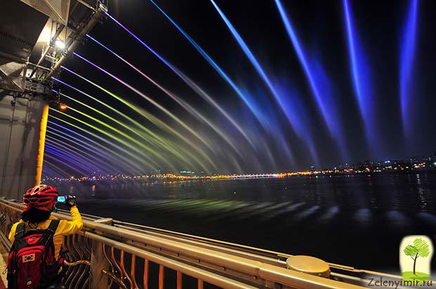 Самый длинный фонтан в мире Лунная радуга на мосту Банпо, Сеул 