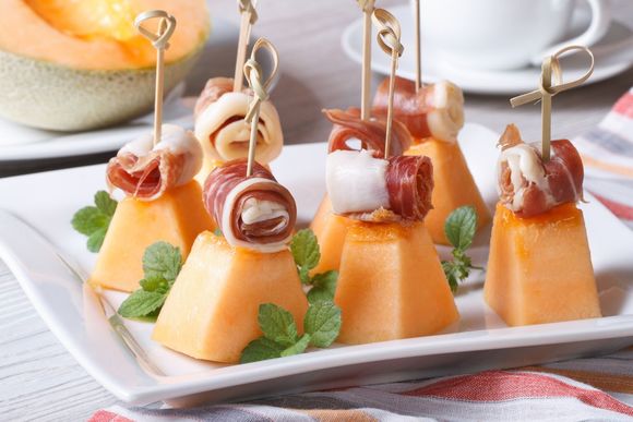Сочно, вкусно, ярко: 7 оригинальных блюд с арбузом и дыней