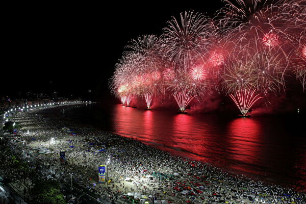 Люди во время празднования Нового года в Рио-де-Жанейро, Бразилия
