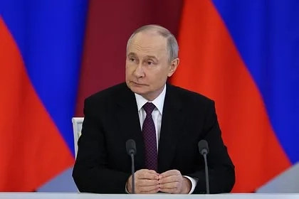 Путин поручил поэтапно запретить пластиковую посуду на Байкале