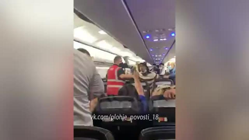 Пассажир без маски спровоцировал массовую драку на борту самолета