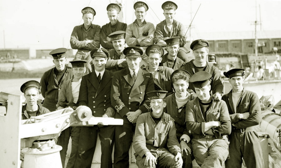 ​На начало войны банковскому клерку из Веллингтона Джорджу Макдональду было всего 18 лет, но к весне 1945 года он стал самым заслуженным новозеландским морским офицером. Помимо ордена «За выдающиеся заслуги», он трижды был удостоен креста «За выдающиеся заслуги». На фото, сделанном осенью 1944 года, он запечатлён с экипажем своего катера - Последнее военное лето в Северном море | Warspot.ru