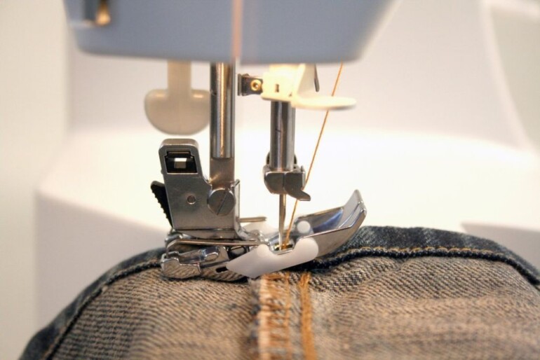 Пара строчек на швейной машинке и джинсы превращаются в юбку джинсов, можно, переделки, части, применить, помощью, просто, чтобы, ткани, будет, швейной, потребуется, только, достаточно, касается, время, итоге, креативность, декоративные, машинке